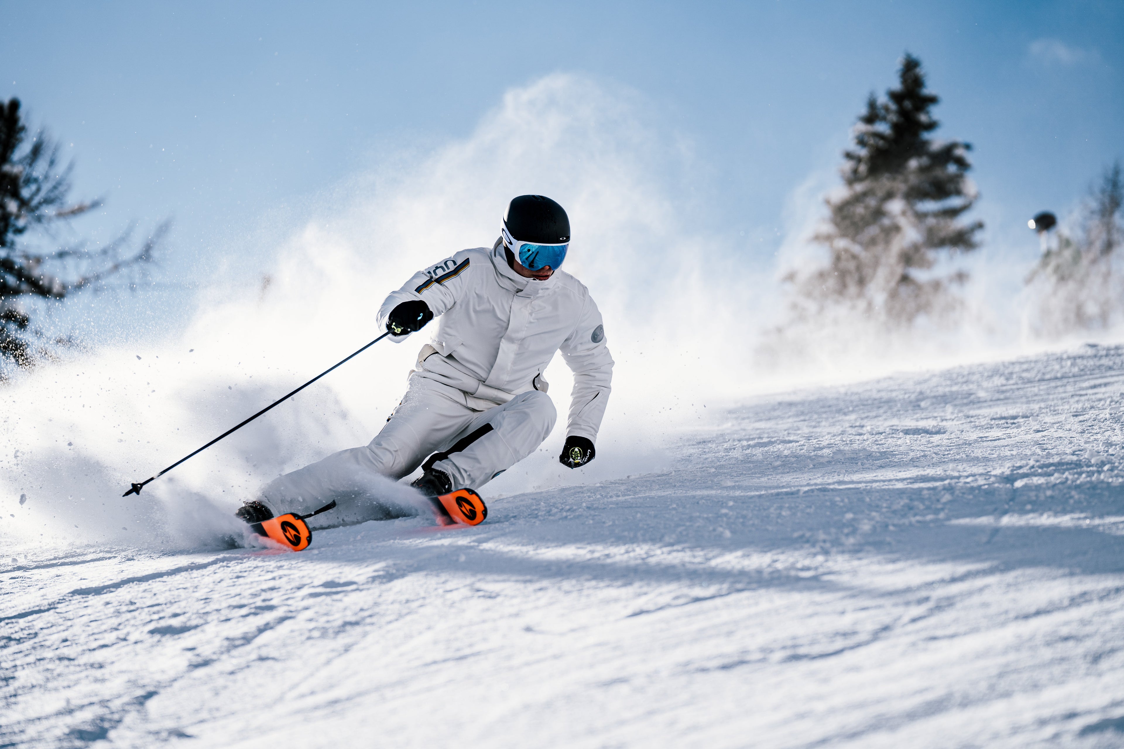 Skifahren mit Sportbekleidung im Schnee