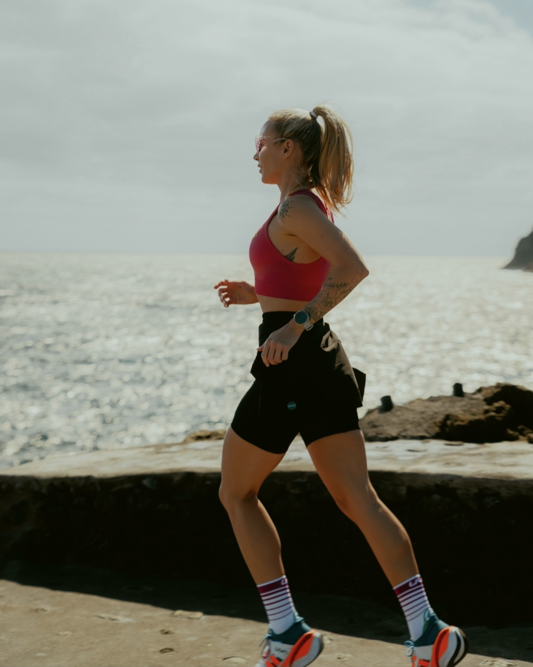Laufsport am Meer im Sommer