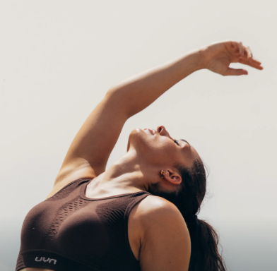 Yoga im Sonnenlicht mit Sport-BH