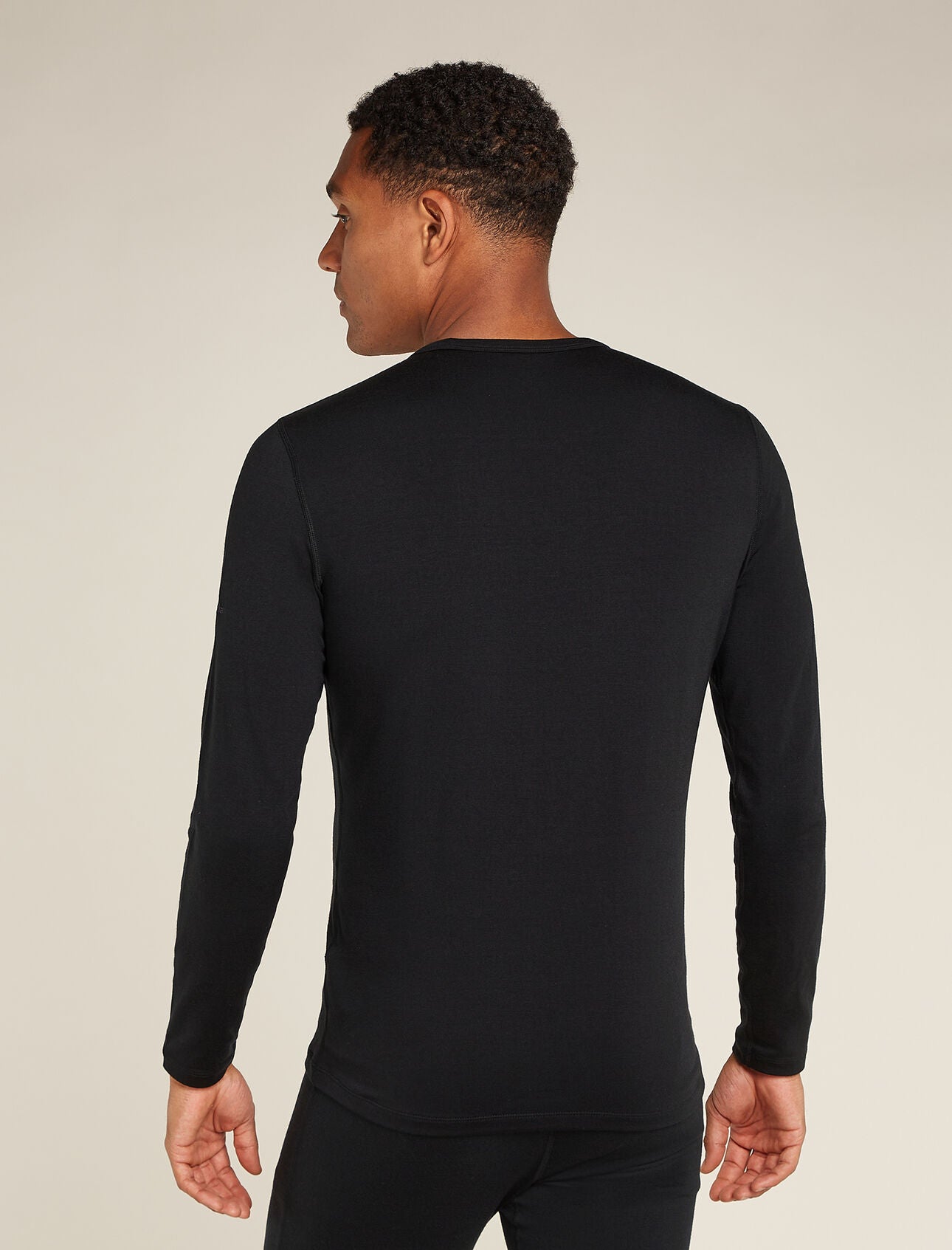 icebreaker-thermoshirt-heavyweight-herren-schwarz-rückansicht
