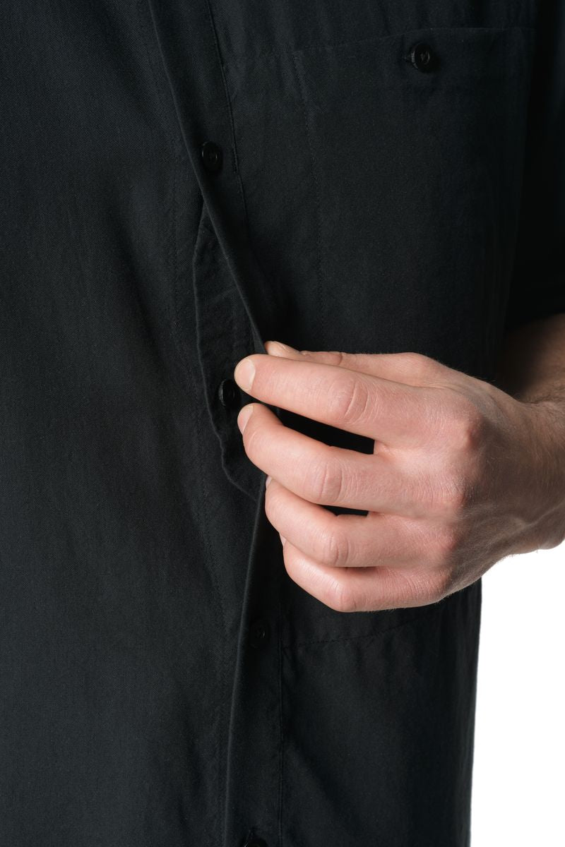 men-tree-shortsleeve-black-nahaufnahme