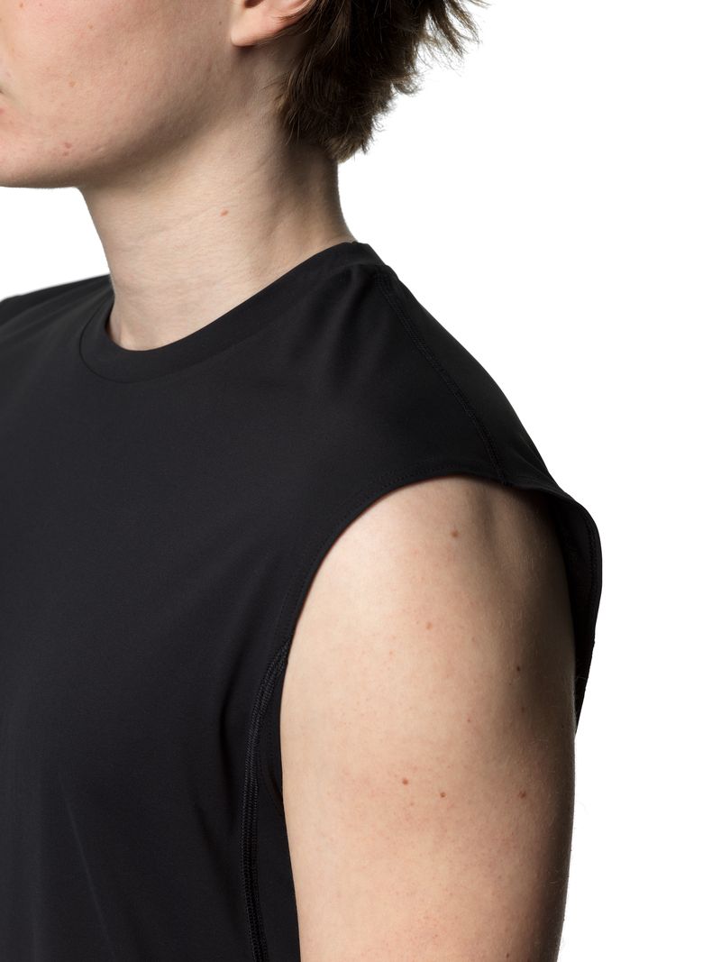 men-tree-tank-black-nahaufnahme