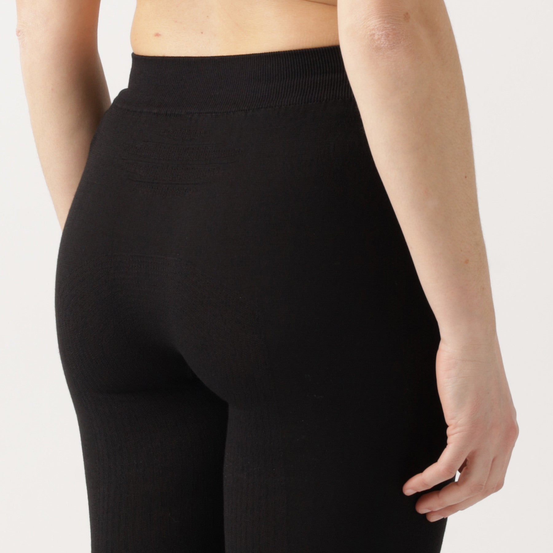 uyn-energyon-thermohose-damen-schwarz-nahaufnahme-hinten