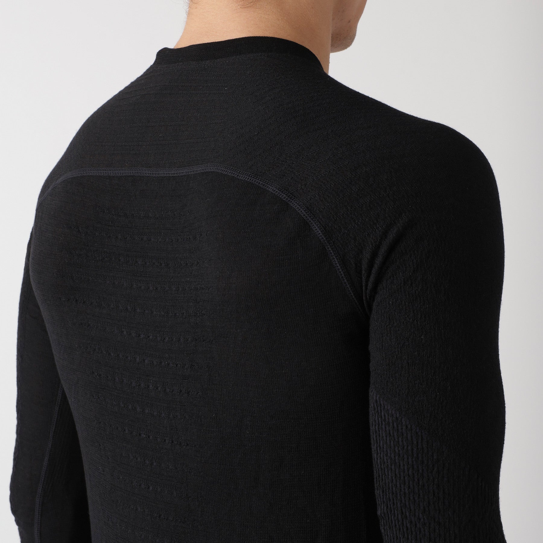 uyn-fusyon-thermoshirt-schwarz-nahaufnahme-rücken