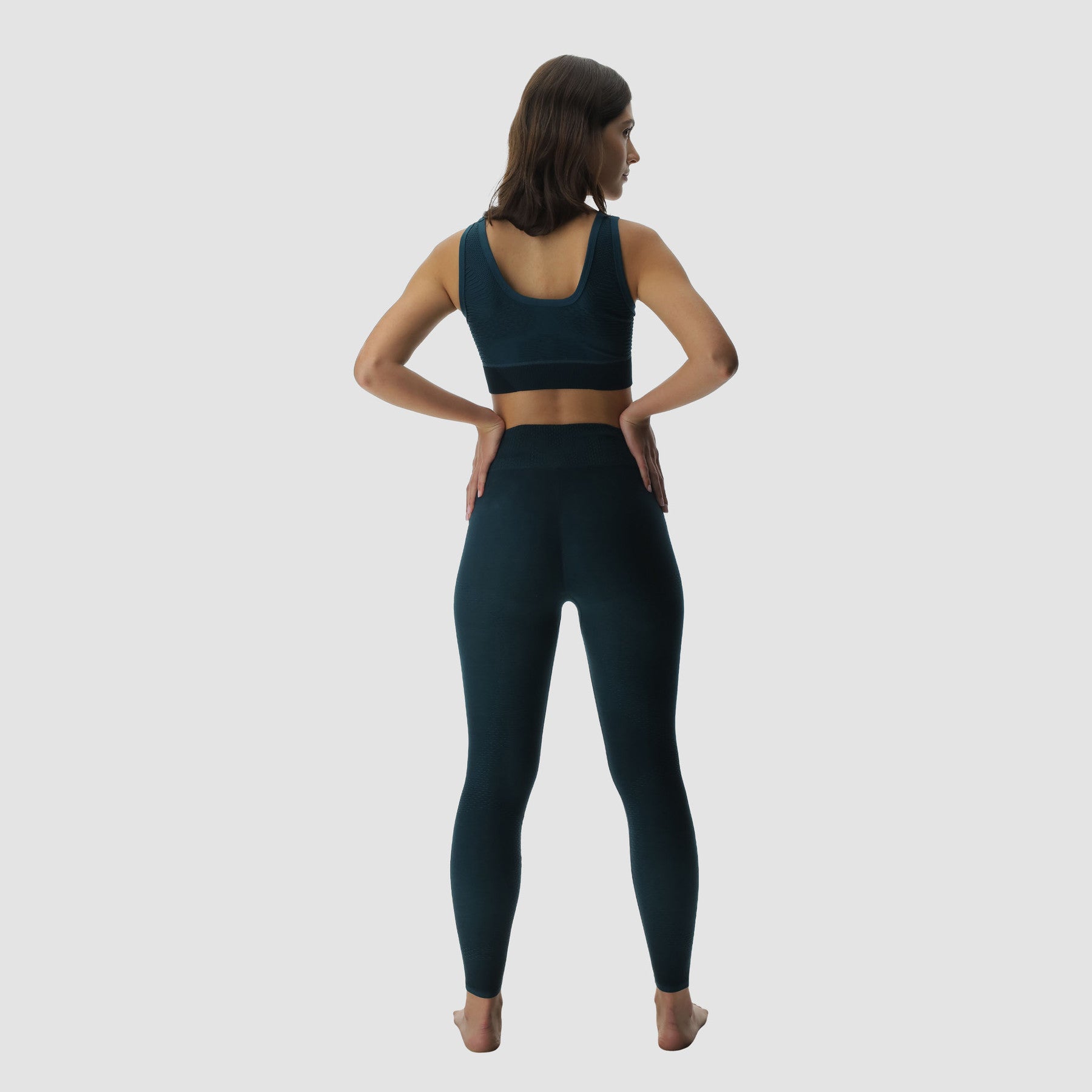 uyn-rock-fit-leggins-dunkelblau-rückansicht-modell