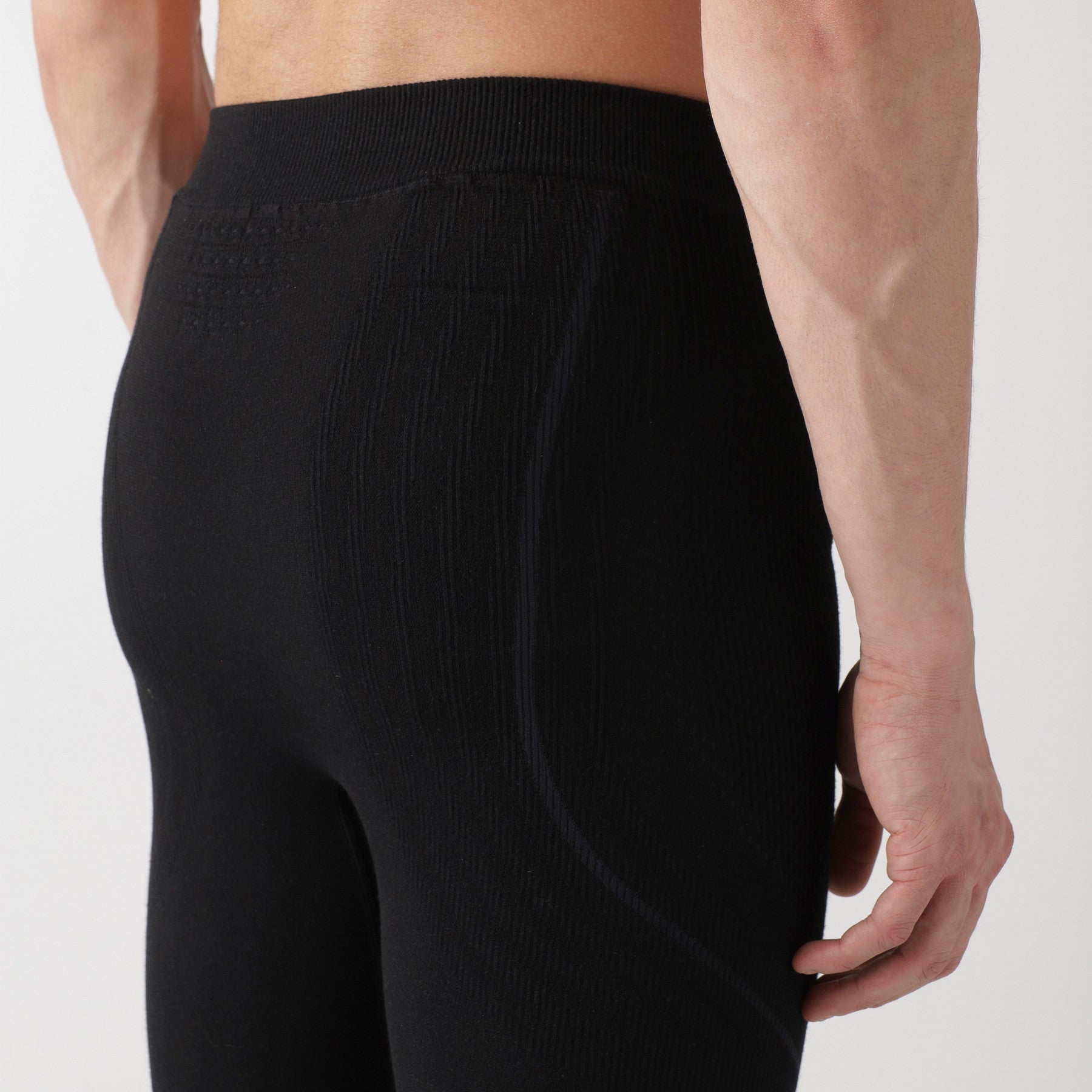 uyn-thermohose-3/4-herren-schwarz-nahaufnahme-hinten