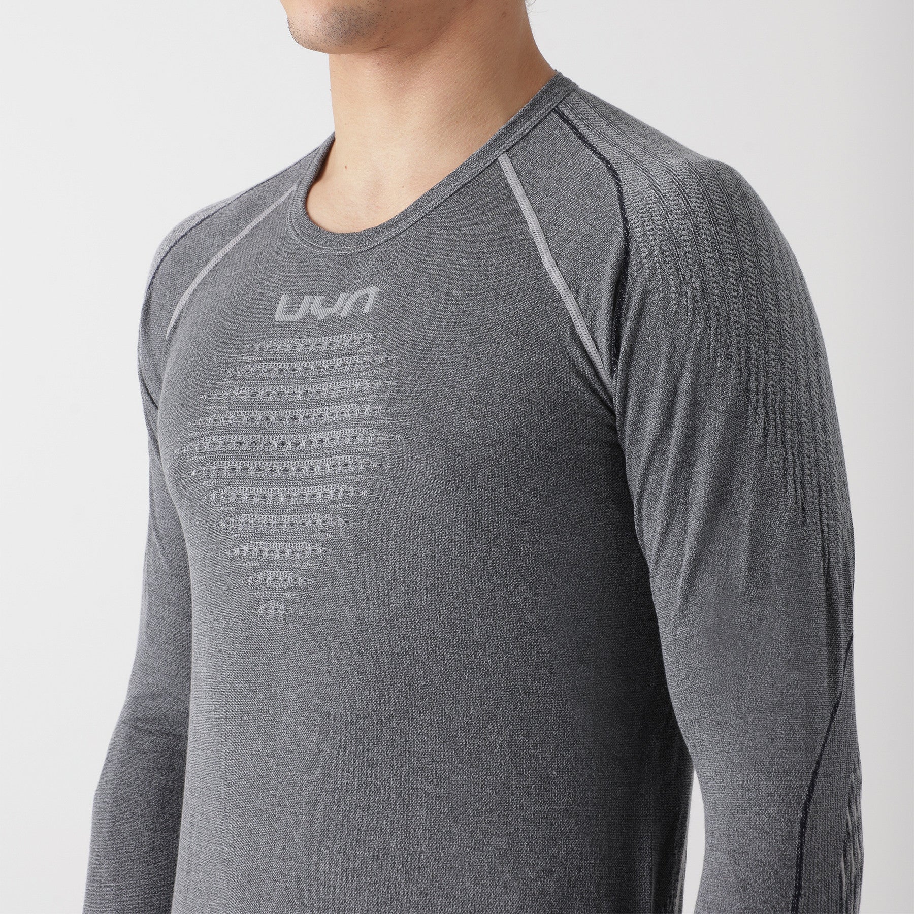 uyn-thermoshirt-herren-hellgrau-nahaufnahme