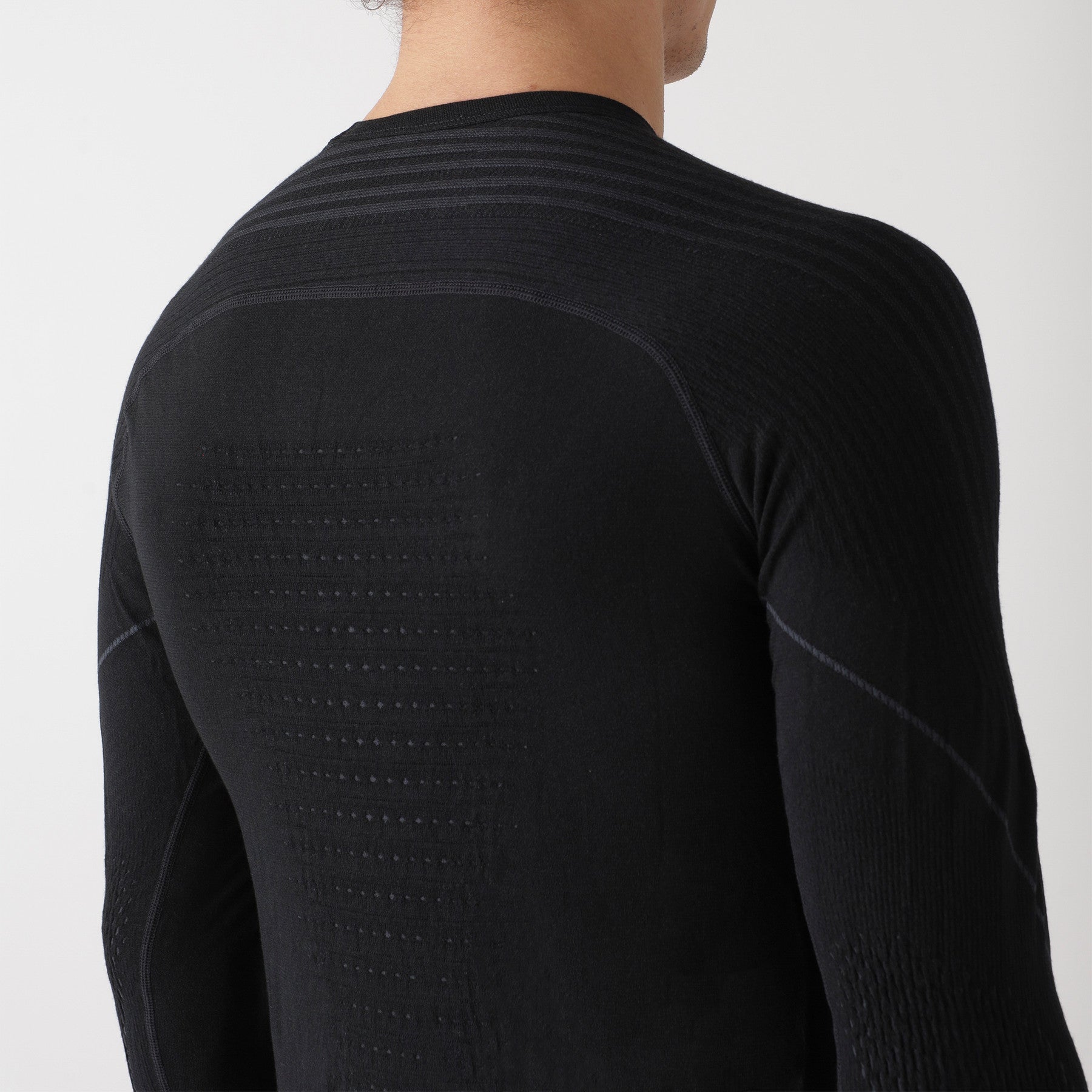 uyn-thermoshirt-herren-schwarz-nahaufnahme-rücken