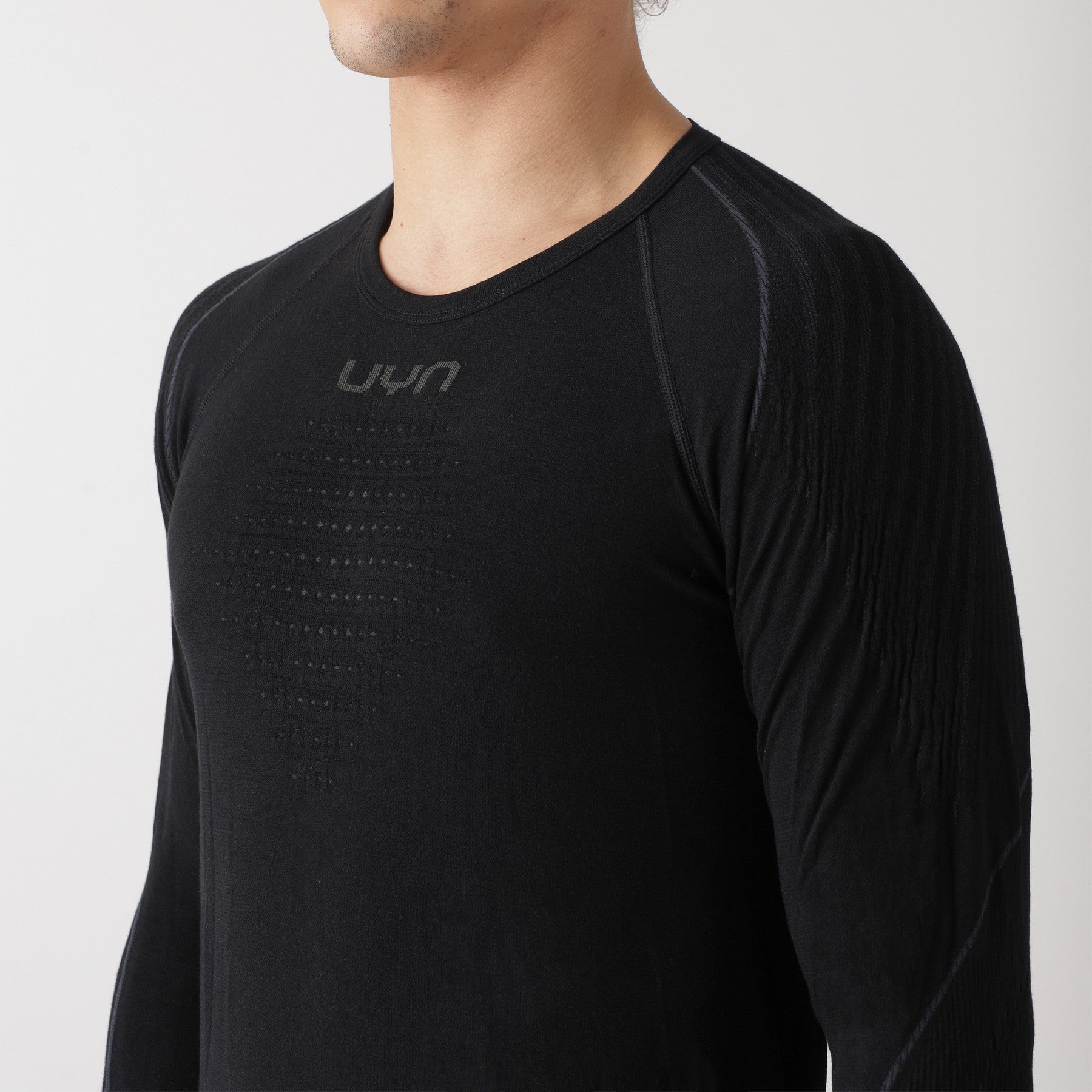 uyn-thermoshirt-herren-schwarz-nahaufnahme