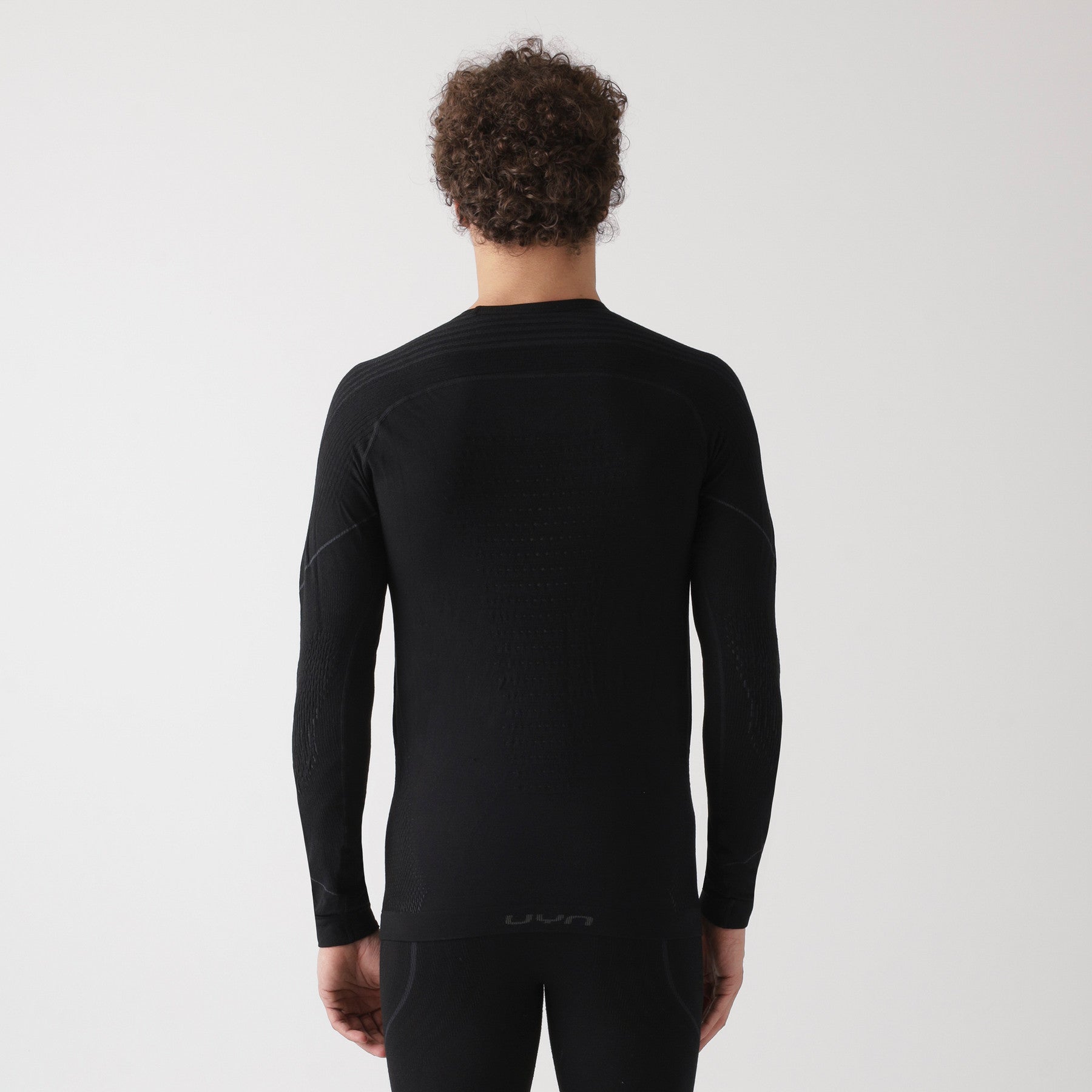 uyn-thermoshirt-herren-schwarz-rückansicht
