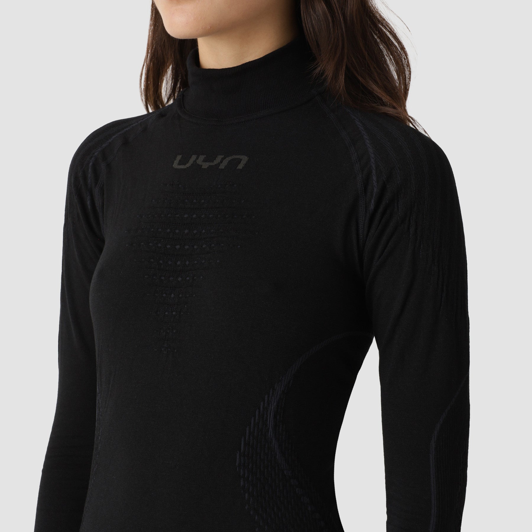uyn-thermoshirt-stehkragen-damen-schwarz-nahaufnahme