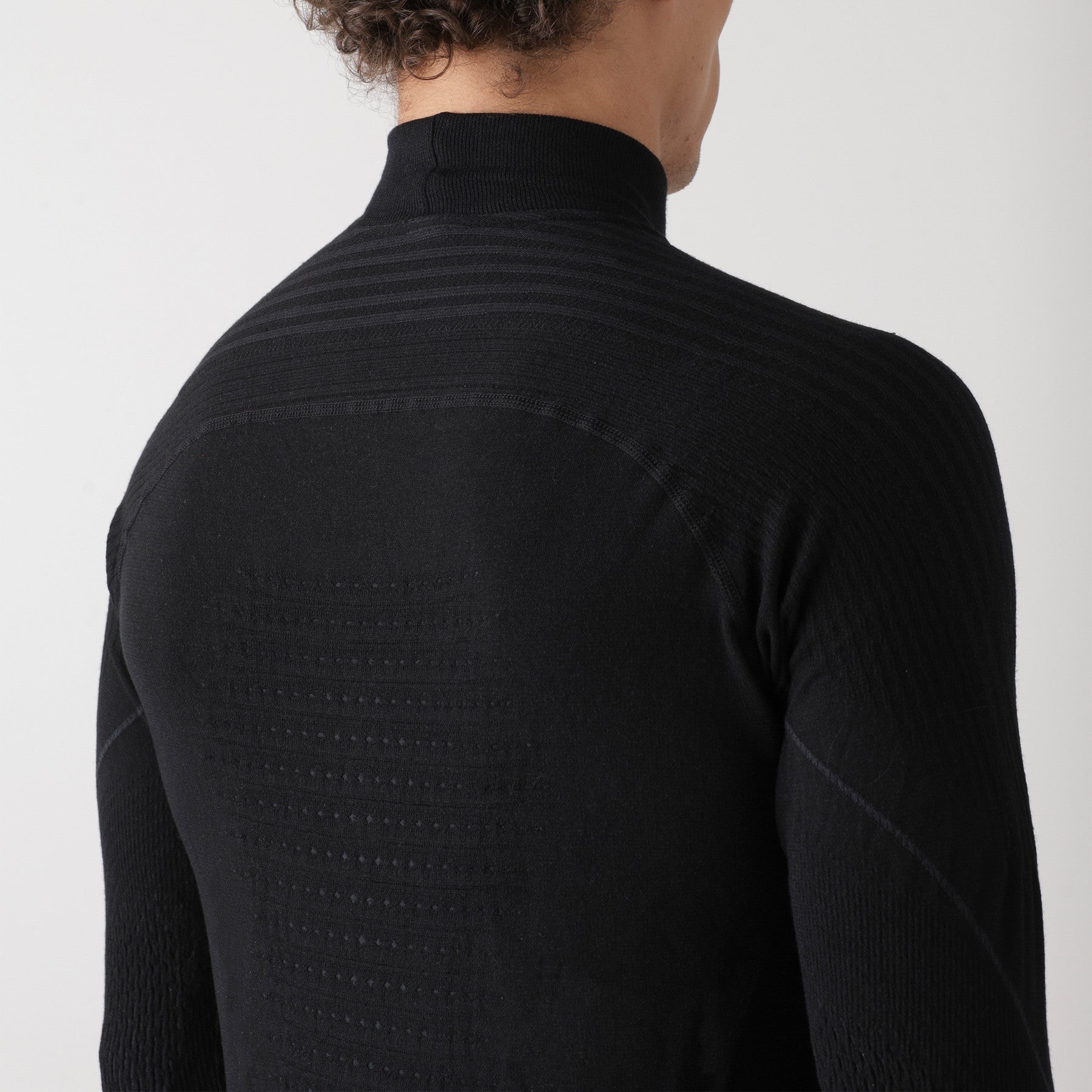 uyn-thermoshirt-stehkragen-herren-schwarz-nahaufnahme-rücken