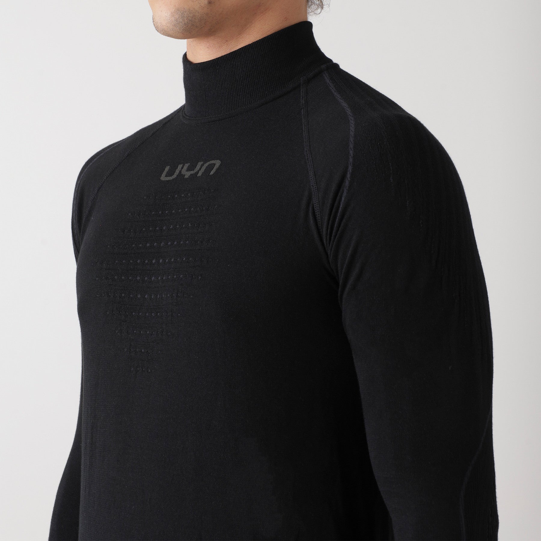 uyn-thermoshirt-stehkragen-herren-schwarz-nahaufnahme